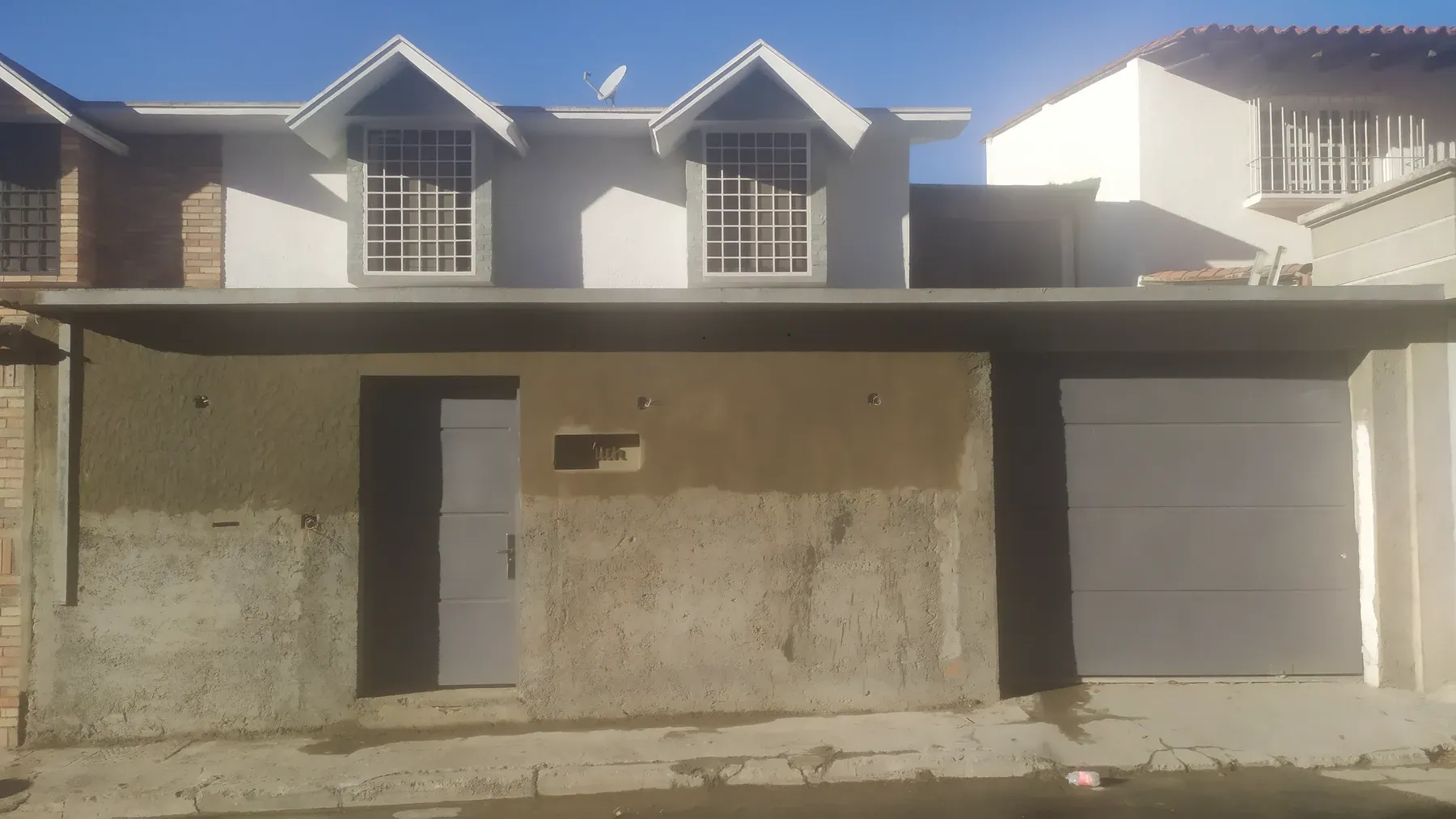 Fachada de la Quinta Edith antes de la remodelación, con el friso sin terminar y el muro de bloques a la vista